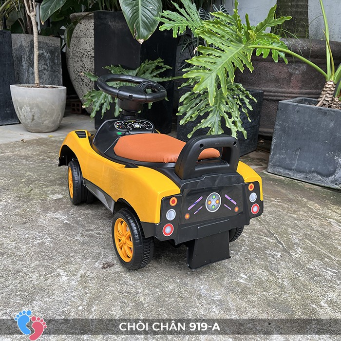 Bé tập đi với xe chòi chân ô tô SC-919-A trên sân