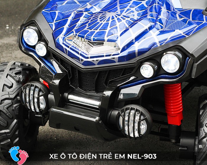 Nội thất và vô lăng của xe ô tô địa hình NEL-903 màu đỏ