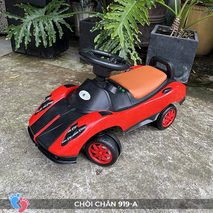 Xe chòi chân ô tô giúp bé tăng cường vận động