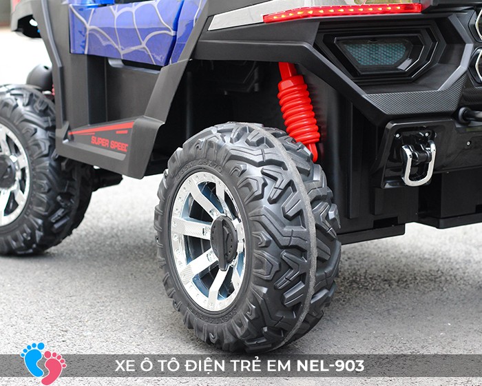 Nội thất phía sau xe ô tô địa hình NEL-903 màu đỏ