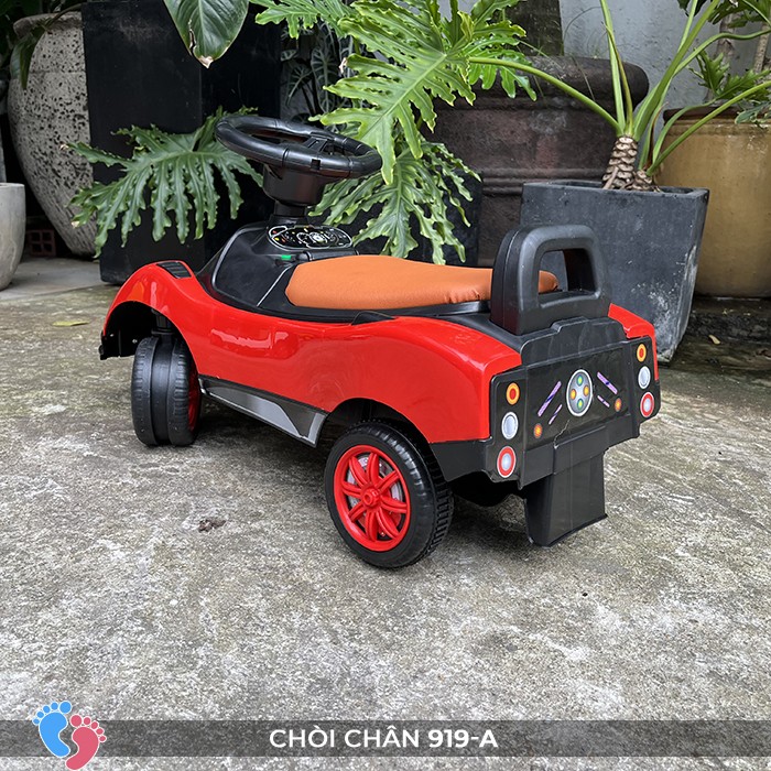 Bé thích thú với đèn và nhạc trên xe chòi chân ô tô