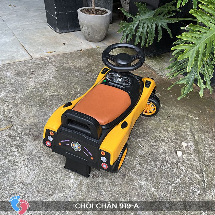 Xe chòi chân ô tô SC-919-A màu đỏ và bé