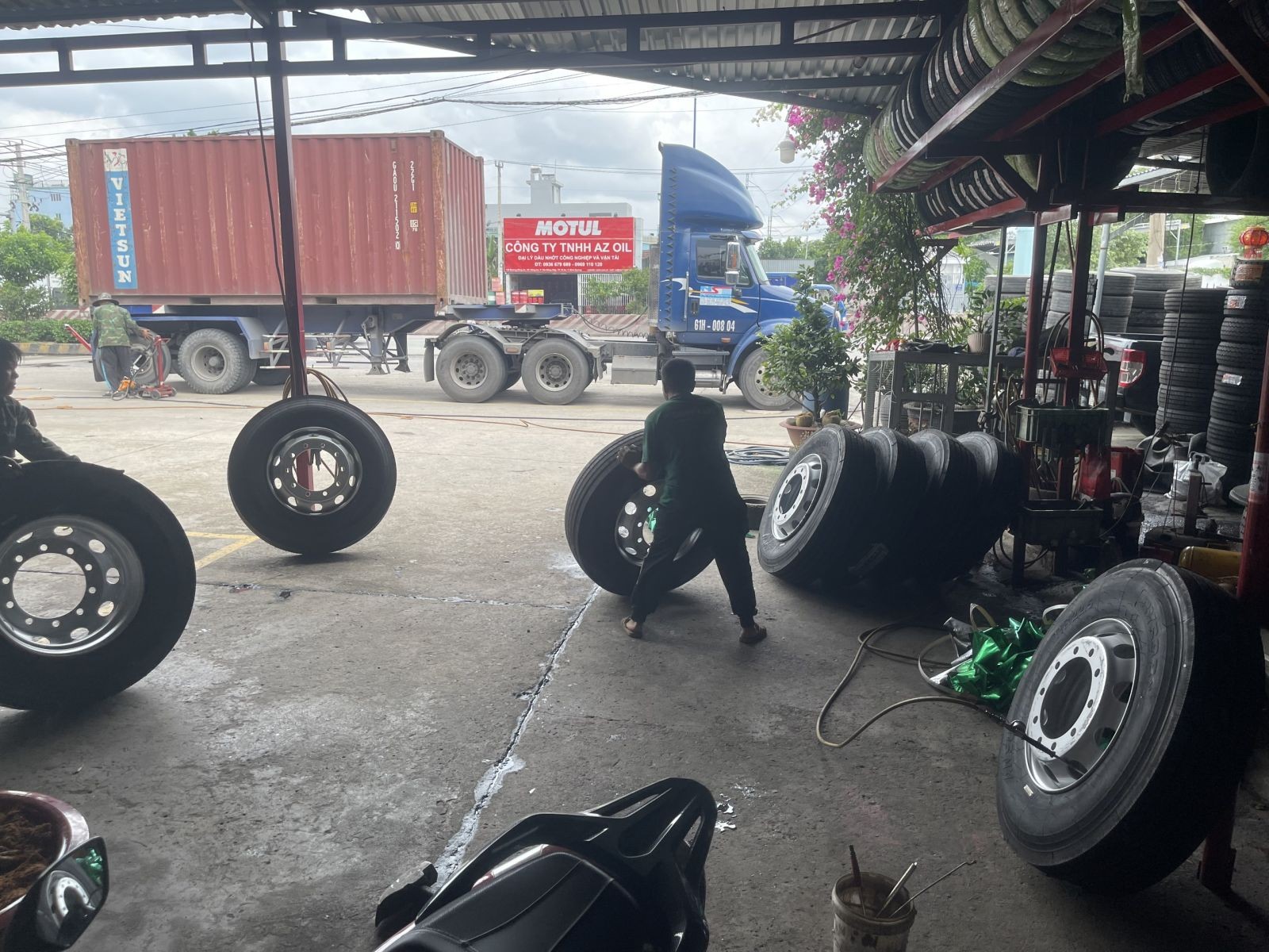 Kiểm tra các thông số kỹ thuật trên lốp mới để chọn đúng loại