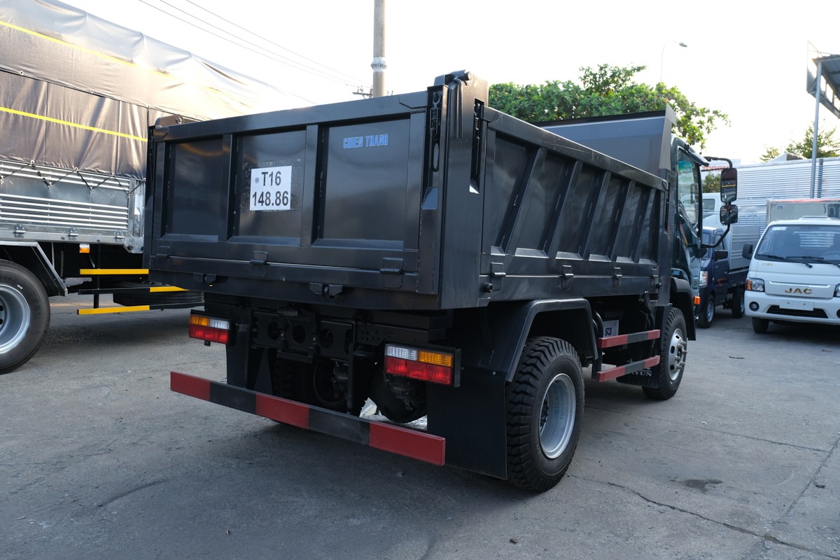 Kiểm tra kỹ xe ô tô tải 7 tấn trước khi nhận bàn giao
