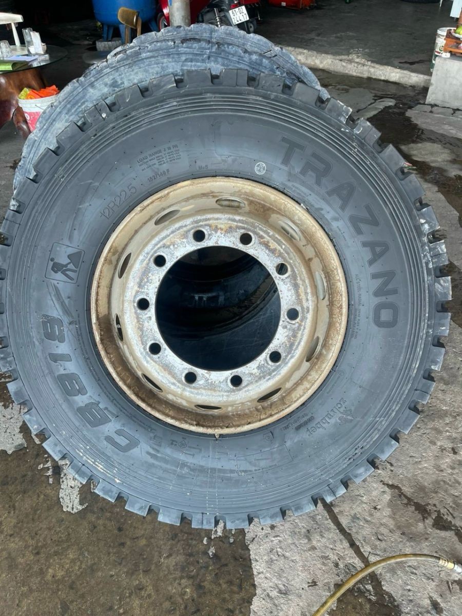 Lốp xe ô tô container Bridgestone R184 thực tế
