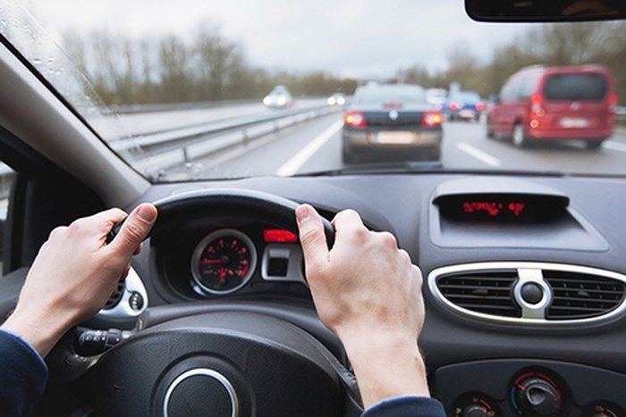 Vị trí chân phanh và chân ga trên xe ô tô số tự động