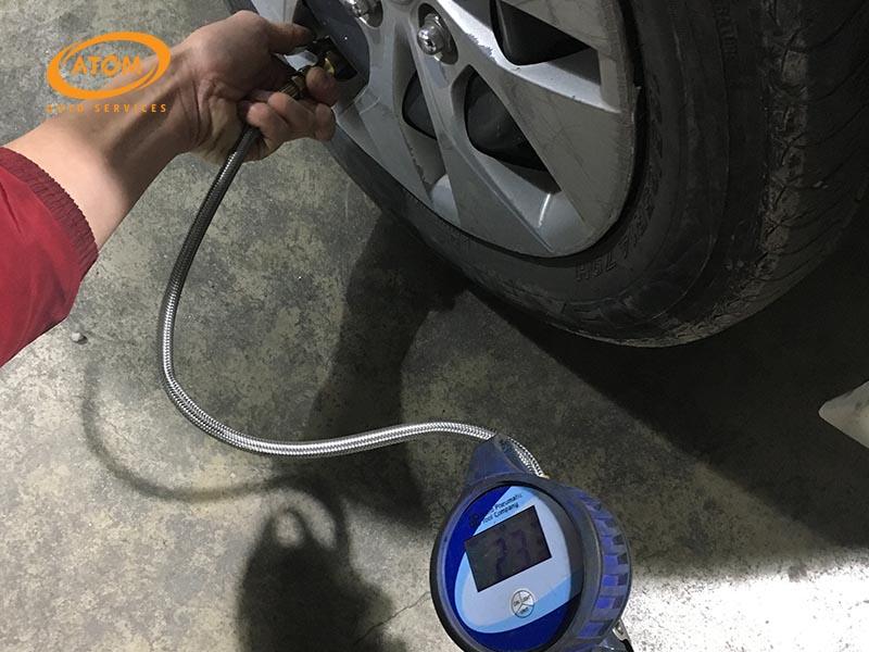 Áp suất lốp không đúng tiêu chuẩn là nguyên nhân hàng đầu khiến lốp ô tô nhanh hỏng