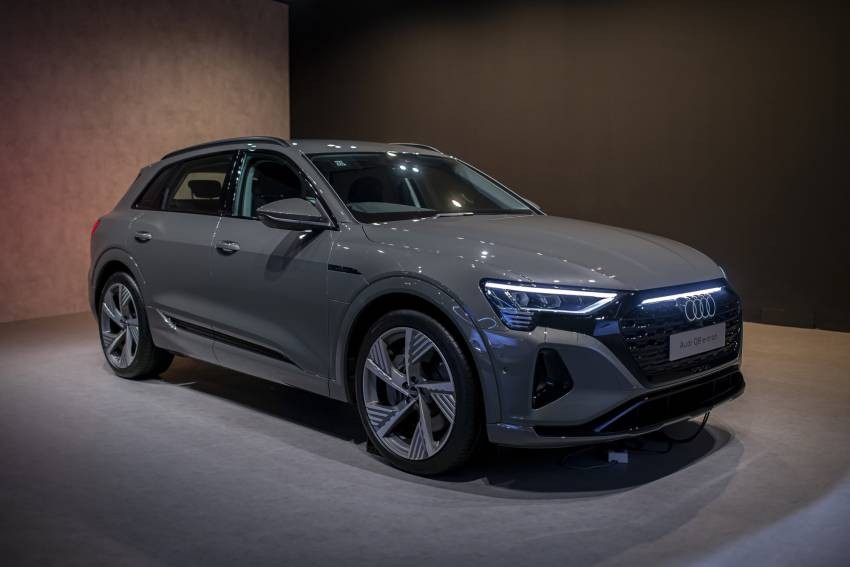 Xe Audi với thiết kế tinh tế và logo bốn vòng tròn đặc trưng