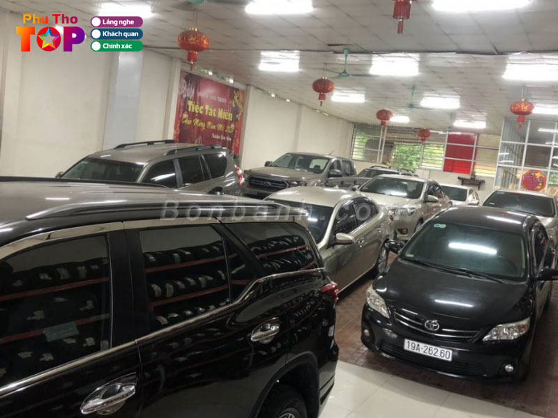Khách hàng xem xét chiếc xe ô tô cũ tại showroom