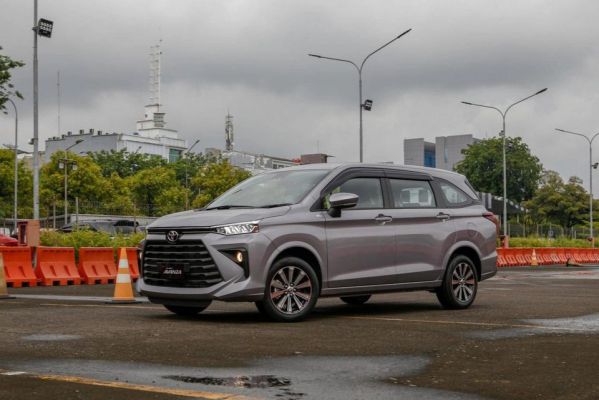 Hình ảnh xe ô tô 7 chỗ nhập khẩu Toyota Avanza màu bạc