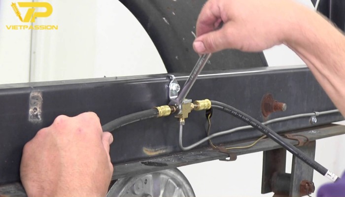 Tháo các chi tiết phụ gắn trên giảm xóc