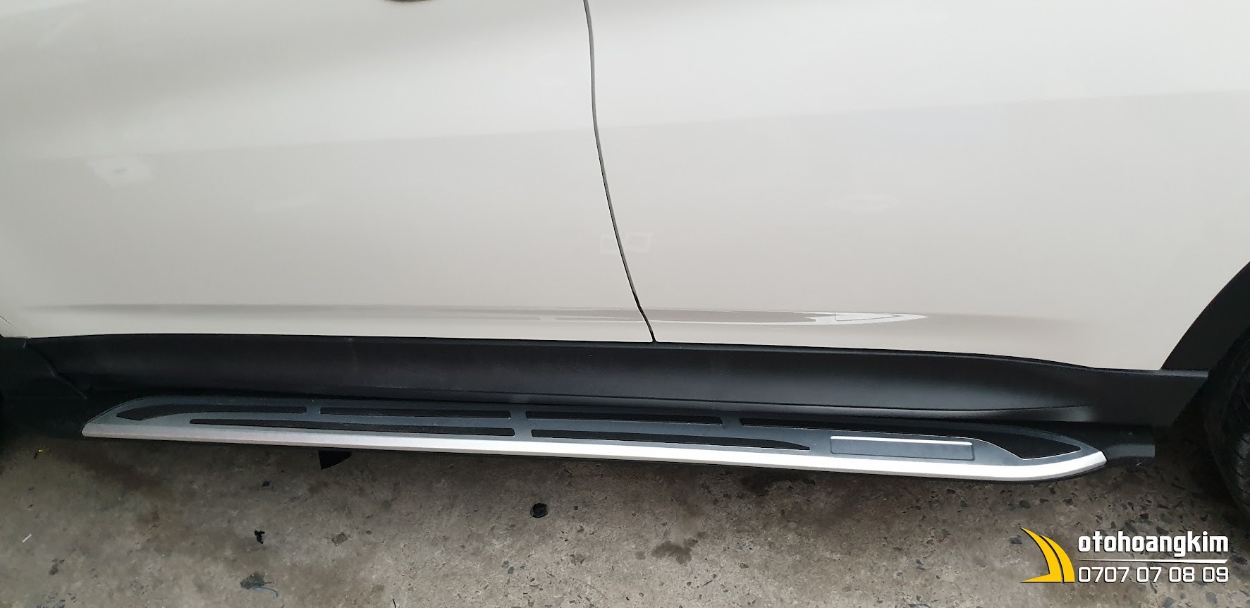 Bệ bước chân chắc chắn hỗ trợ lên xuống xe Toyota Rush