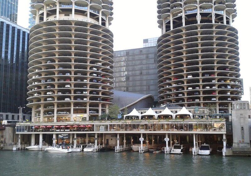 Bãi đỗ xe ô tô thông minh đôi Marina City ở Chicago có sức chứa khủng đến 896 xe