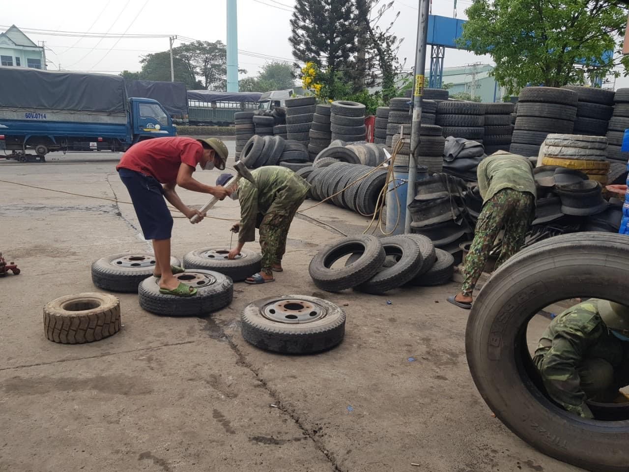 Các hàng lốp xe ô tô tải cũ được sắp xếp sẵn sàng để kiểm tra