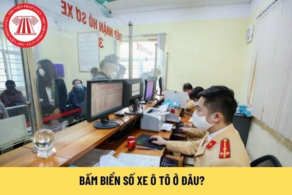 Người dân thực hiện bấm chọn biển số xe ô tô tại cơ quan đăng ký