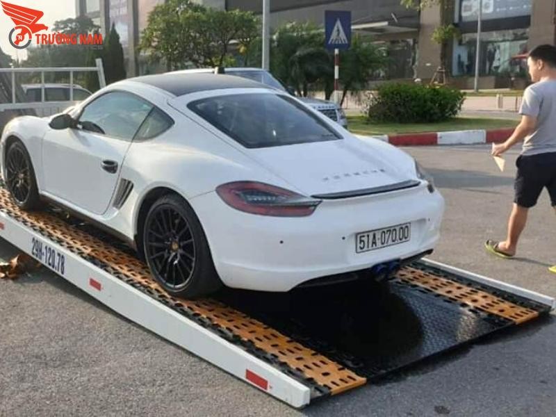 Bàn giao xe ô tô nguyên vẹn cho khách hàng tại điểm nhận