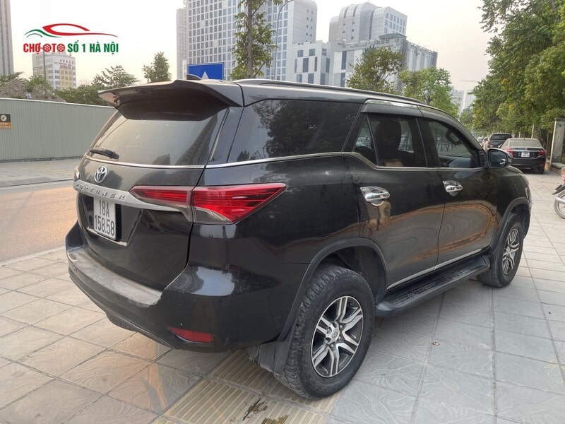 Phần đuôi xe ô tô cũ số sàn Toyota Fortuner 2019