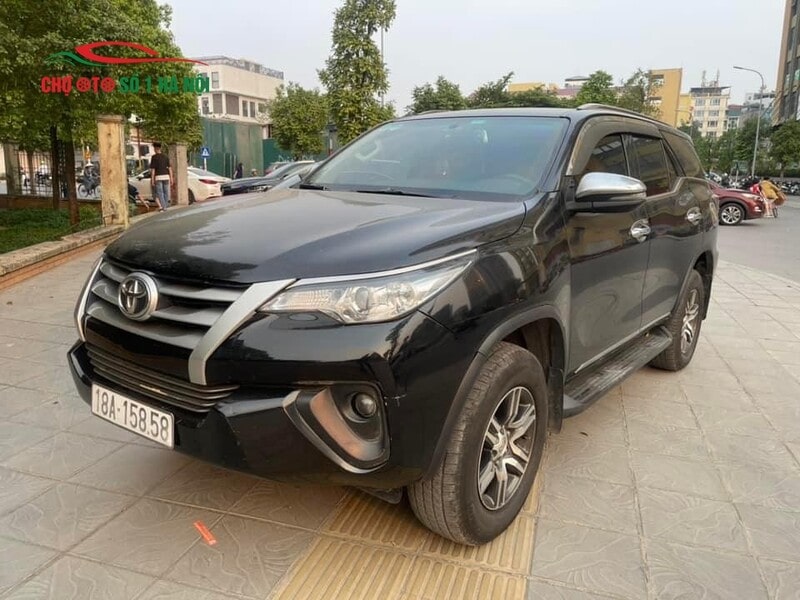 Xe ô tô cũ số sàn Fortuner 2019 nhìn từ phía trước