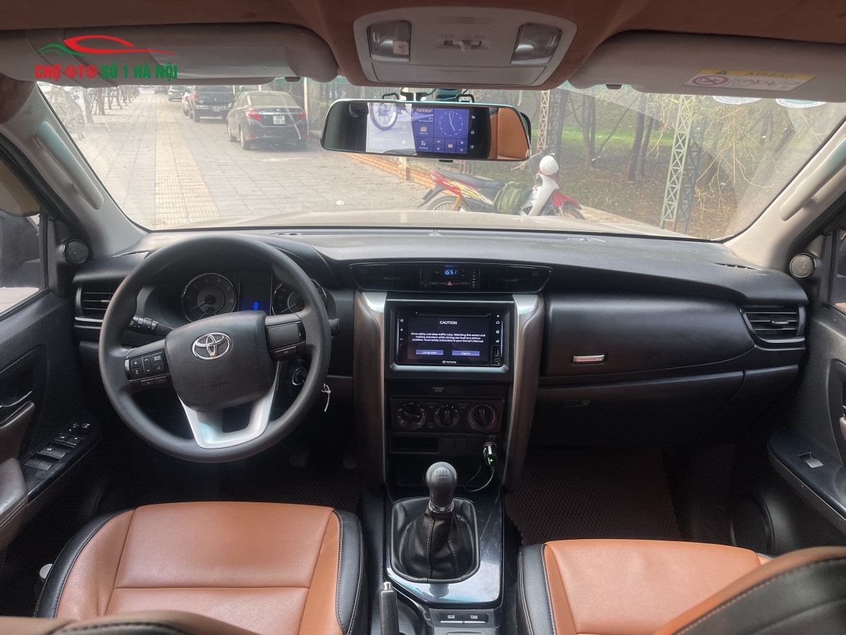 Nội thất khoang lái xe ô tô cũ số sàn Fortuner 2019