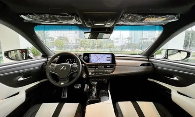 Nội thất sang trọng của Lexus ES, thể hiện không gian nội thất bọc da và các tiện nghi cao cấp