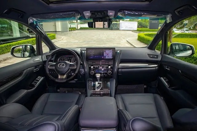 Bước vào không gian trong xe, Lexus LM được thiết kế sang trọng, tiện nghi đi cùng loạt vật liệu cao cấp như đèn viền nội thất 16 màu
