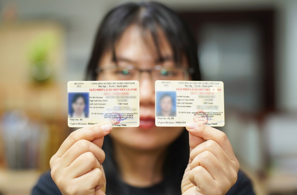 Chi tiết thẻ minh họa công nghệ sản xuất hiện đại làm xe ô tô bằng máy