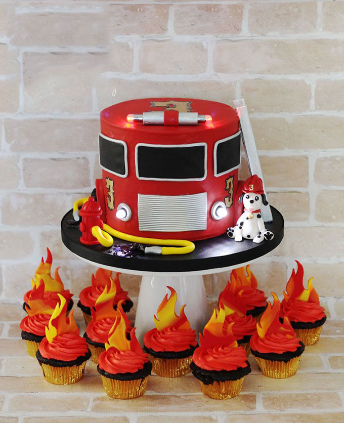 Bánh kem xe cứu hỏa với cupcake hình ngọn lửa