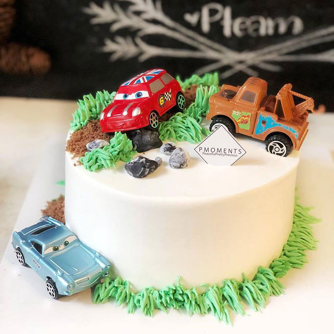 Bánh kem trang trí mô hình xe McQueen và bạn bè