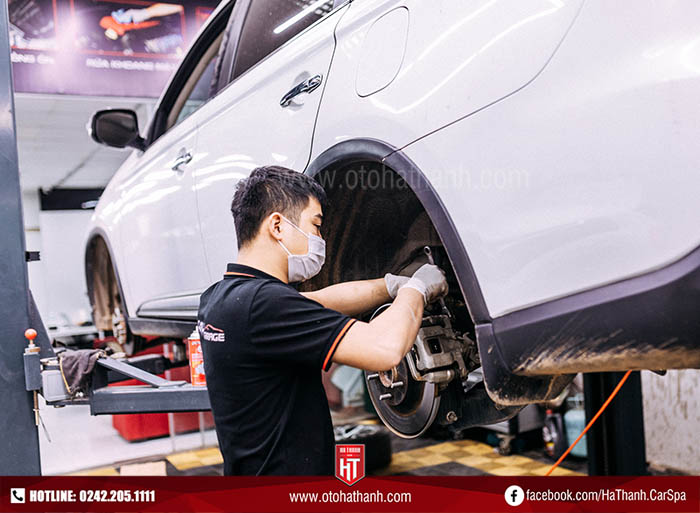Kiểm tra dầu phanh ô tô