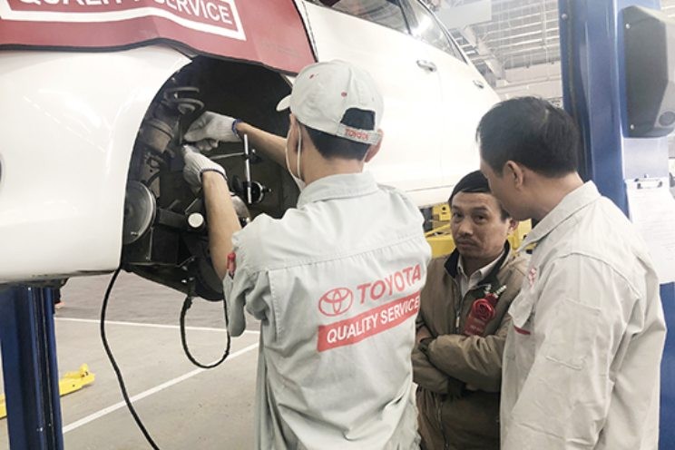 Xe ô tô đang được bảo dưỡng định kỳ