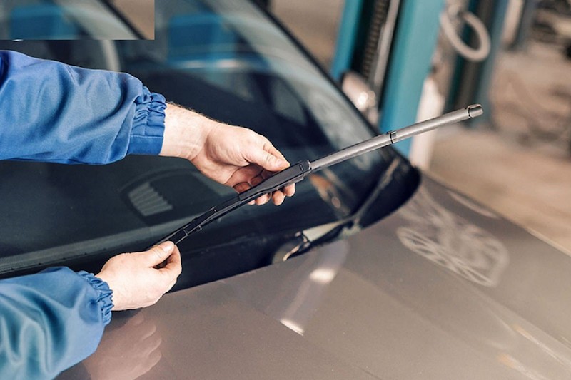 Kiểm tra và bảo dưỡng cần gạt nước xe ô tô