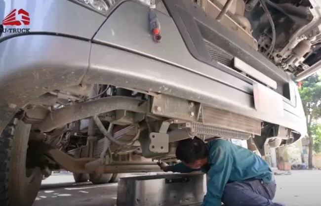 Thay dầu động cơ trong quy trình bảo dưỡng xe ô tô tải