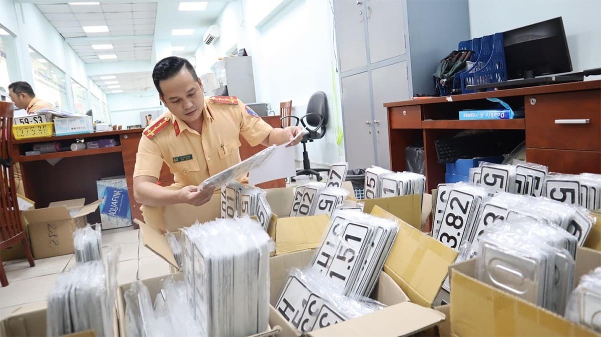 Bao nhiêu tuổi được đứng tên xe ô tô