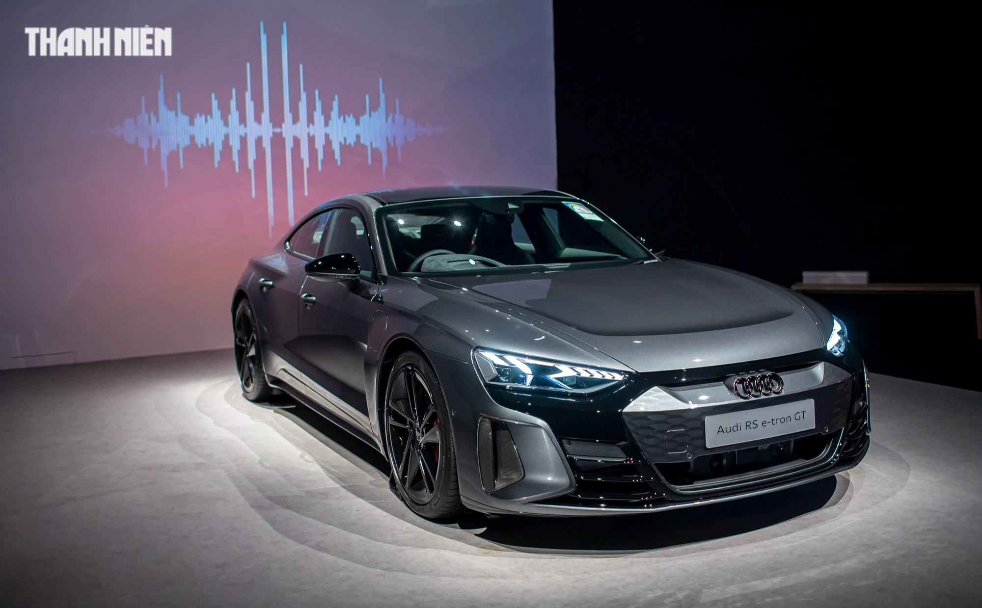 Xe ô tô điện 128 kiểu dáng Audi màu đỏ cho bé