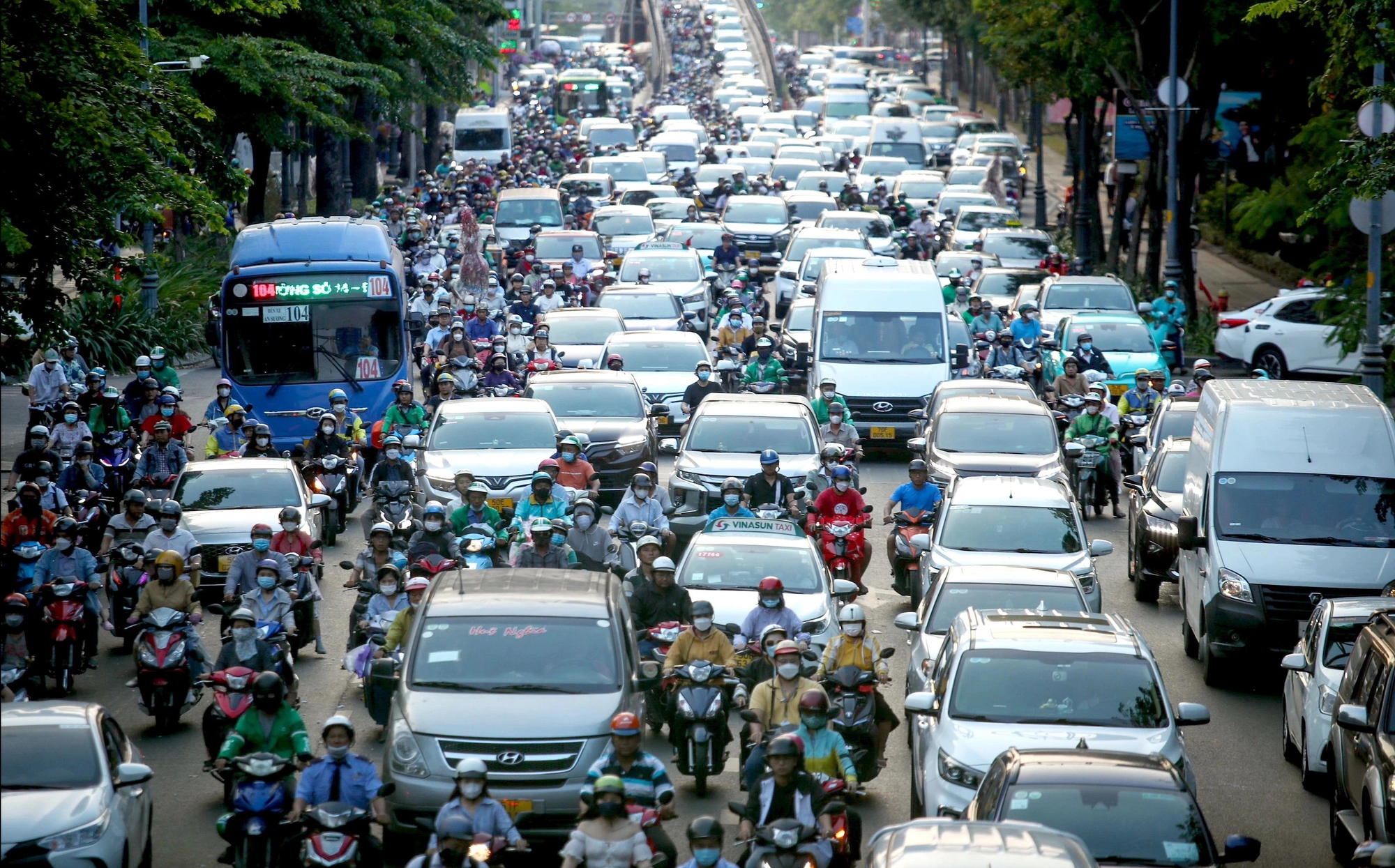 Biểu đồ minh họa các mức quy định khí thải (Mức 1-5 cho ô tô, Mức 1-4 cho xe máy) dựa trên năm sản xuất và loại động cơ.