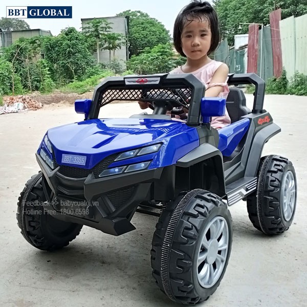 Hai bé cùng ngồi trên xe ô tô điện địa hình BBT-3355