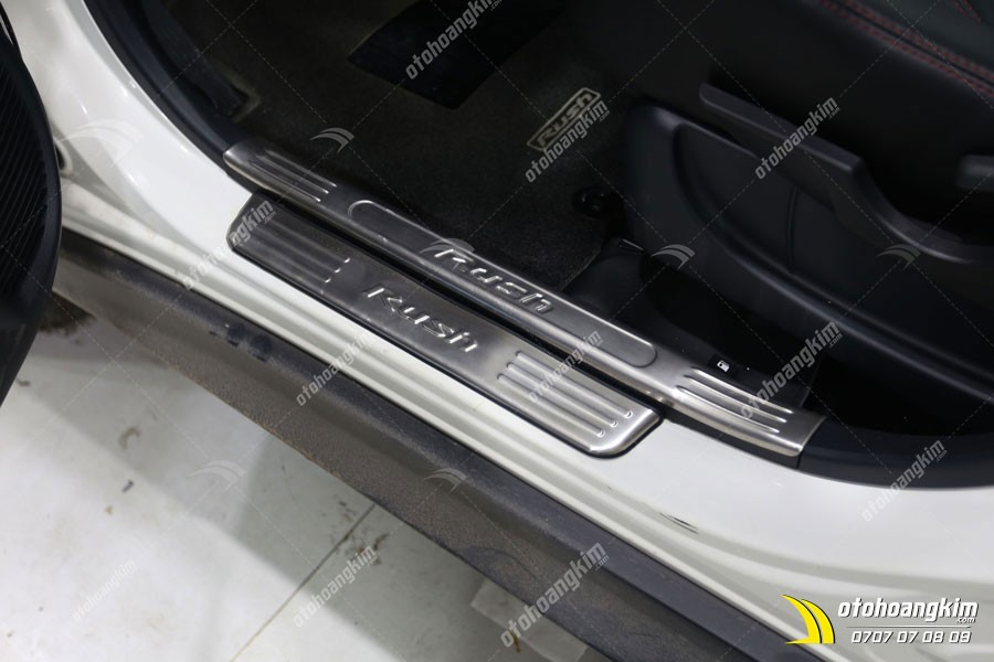 Nẹp bước chân chống trầy cho xe ô tô Toyota Rush