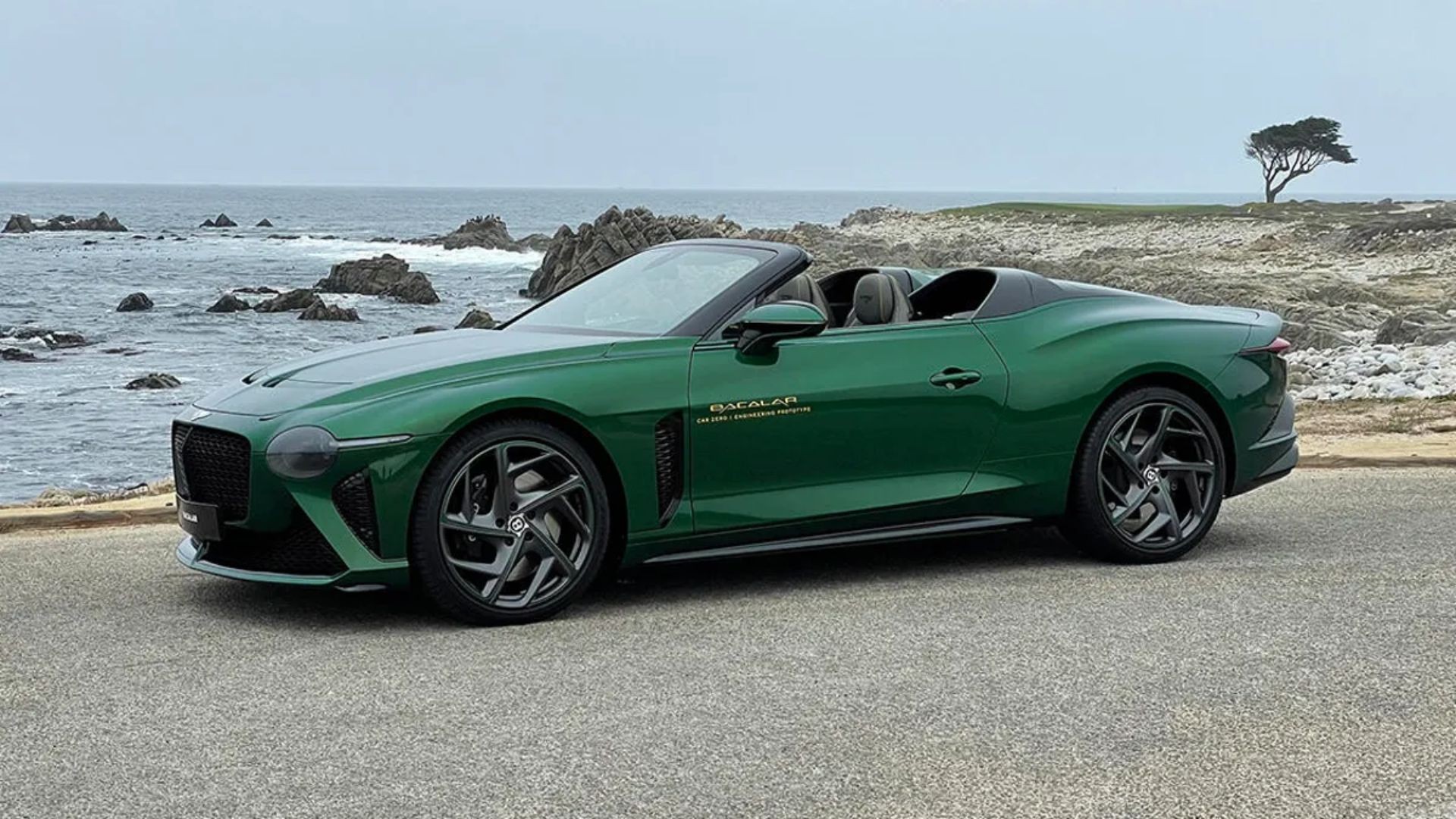 Xe mui trần hạng sang Bentley Bacalar màu bạc, kiểu dáng độc đáo