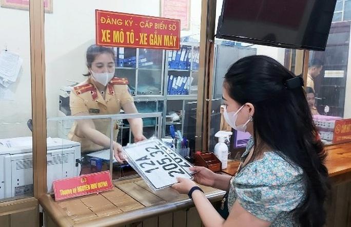 Hình minh họa xe ô tô có biển số và biển số trúng đấu giá mới