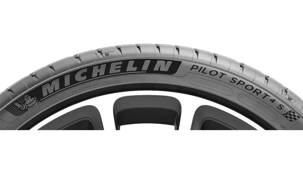 Lốp xe Michelin ghi rõ tên thương hiệu và dòng lốp trên hông lốp