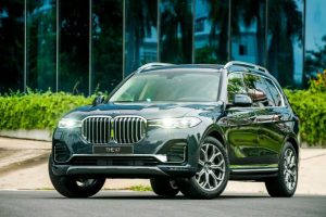 Hình ảnh ngoại thất góc nhìn 3/4 phía trước của mẫu SUV xe ô tô 7 chỗ BMW X7 màu trắng