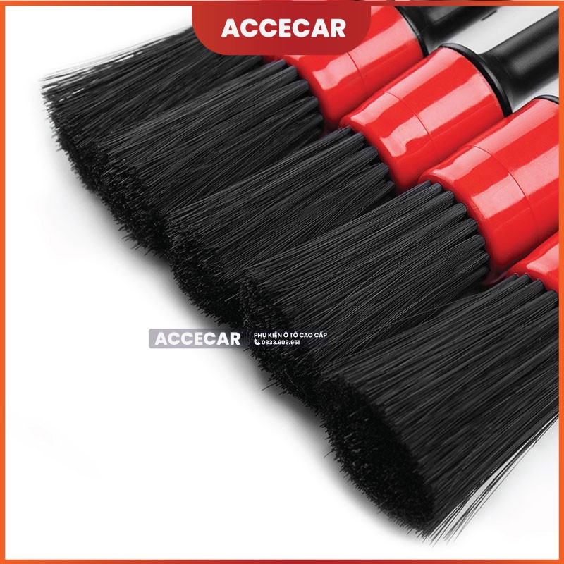 Cọ rửa làm sạch các đường chỉ, nếp gấp trên ghế da ô tô