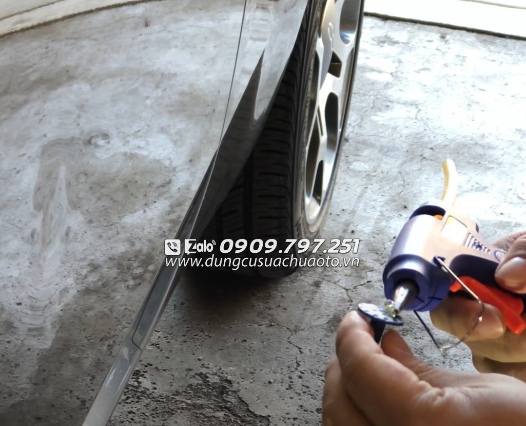 Dán đầu kéo bằng keo nhiệt lên vết móp xe