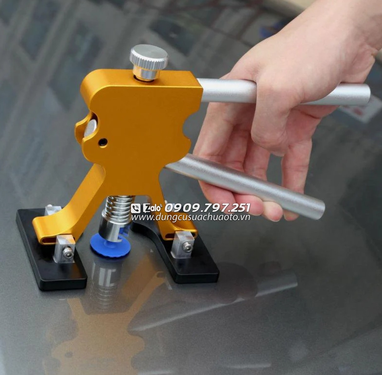 Sử dụng tay kéo để kéo vết móp ra ngoài