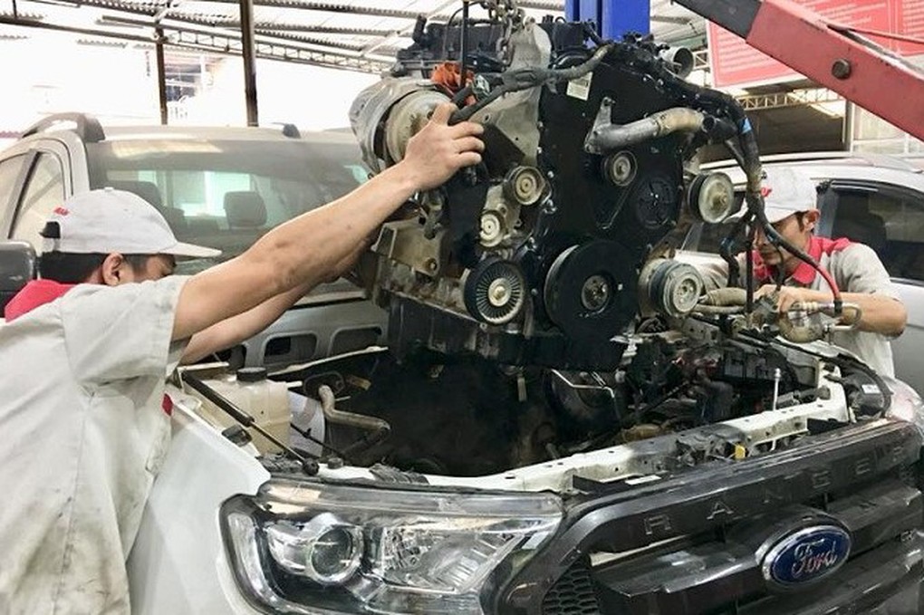 Động cơ ô tô đang được kiểm tra sau khi bị ngập nước