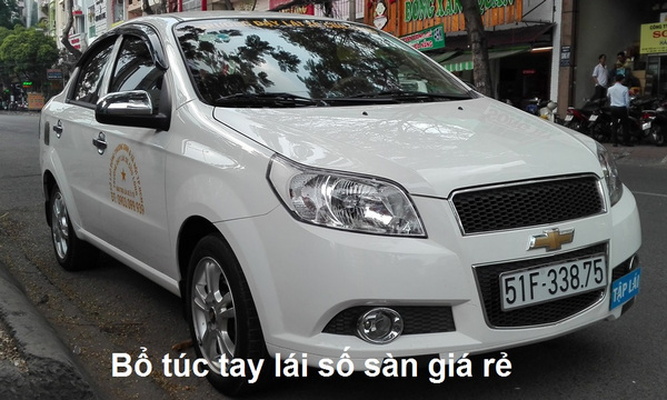 Học viên thực hành bổ túc tay lái số sàn tại Hà Nội