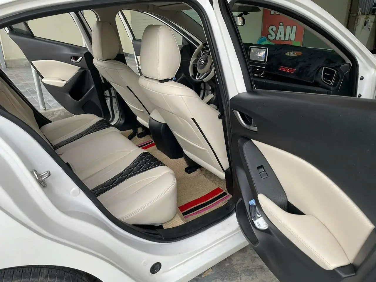 Ghế trước của xe ô tô Mazda 3 sau khi hoàn thành bọc da