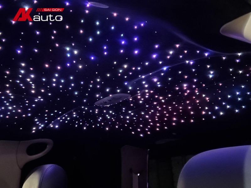 Hình ảnh bọc trần sao cho xe ô tô thể hiện công nghệ sợi quang và đèn LED