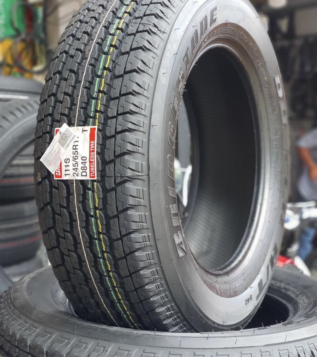 Lốp xe Bridgestone Turanza trên nền trắng.