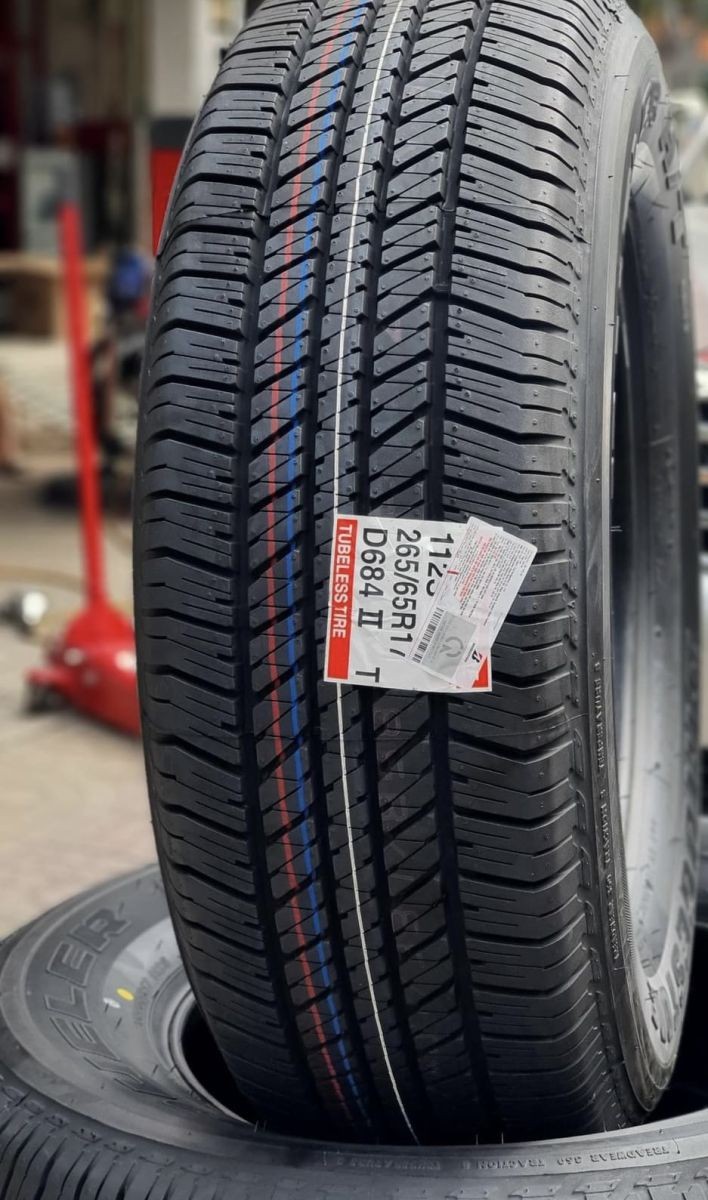 Một chiếc xe Toyota được trang bị lốp mới.